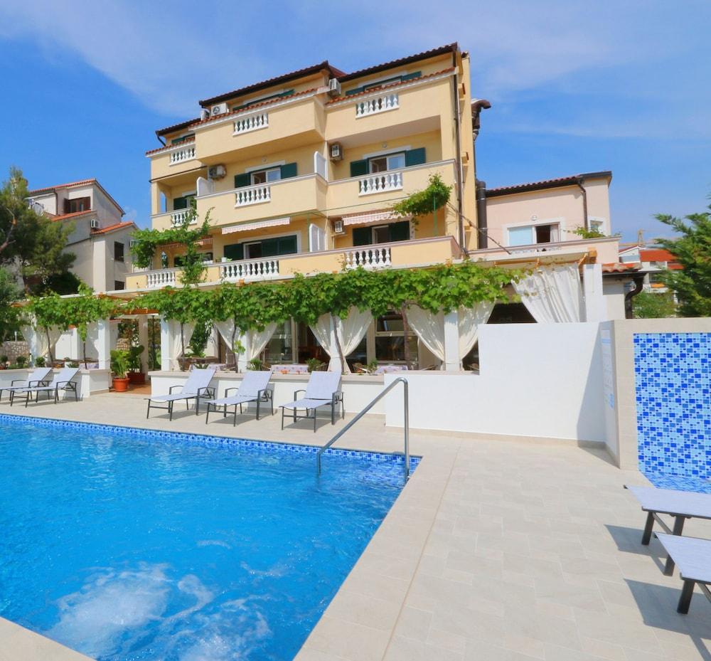 Pansion Villa Bok Novalja Bagian luar foto