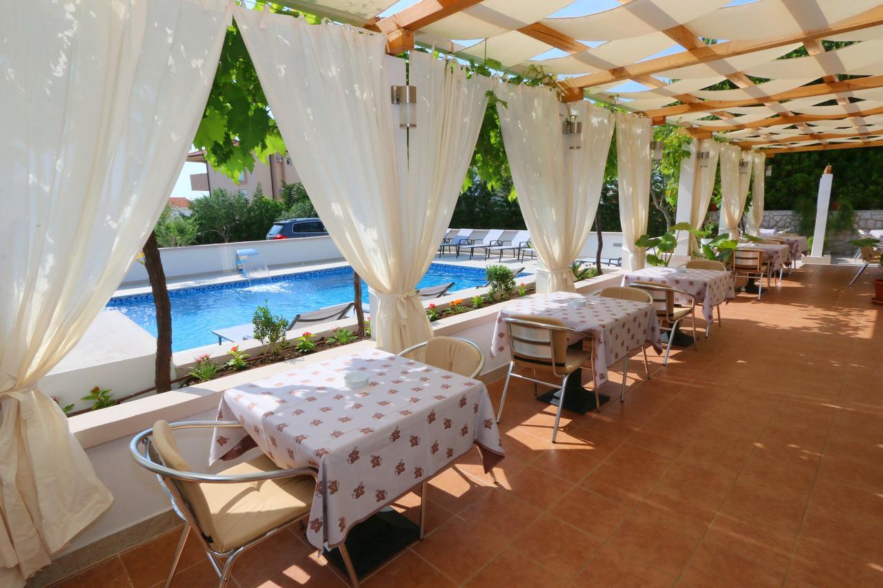 Pansion Villa Bok Novalja Bagian luar foto